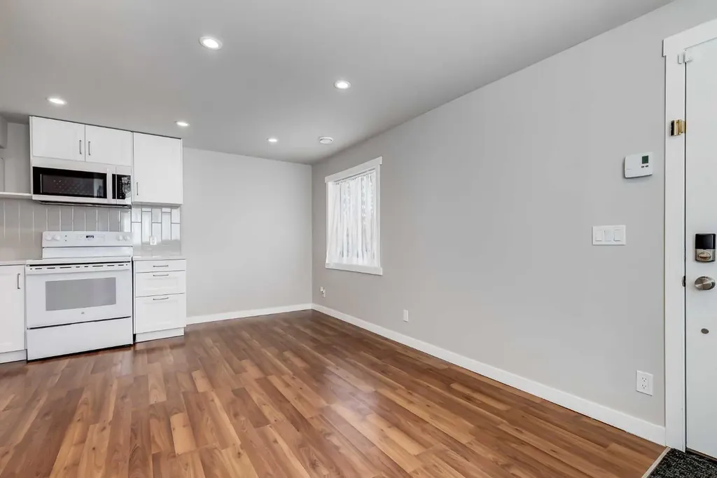 28 Hidden Point NW Calgary AB T3A 5P5