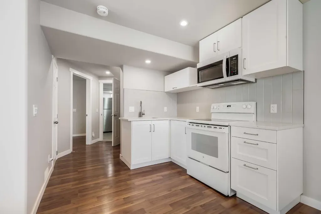 28 Hidden Point NW Calgary AB T3A 5P5