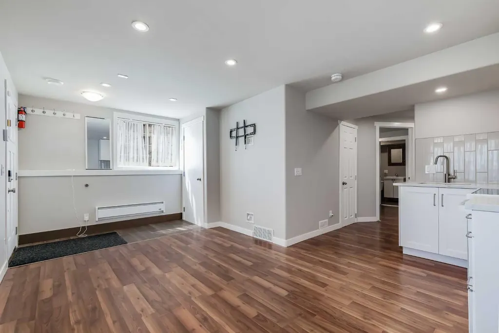 28 Hidden Point NW Calgary AB T3A 5P5