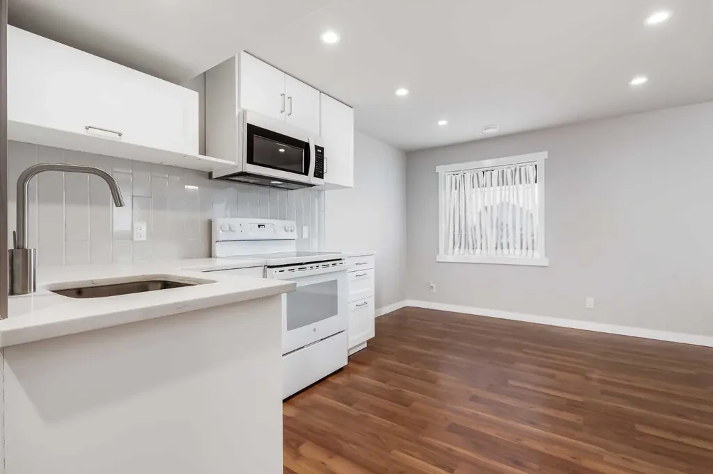 28 Hidden Point NW Calgary AB T3A 5P5