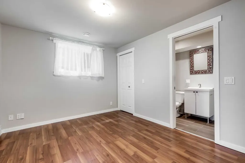 28 Hidden Point NW Calgary AB T3A 5P5