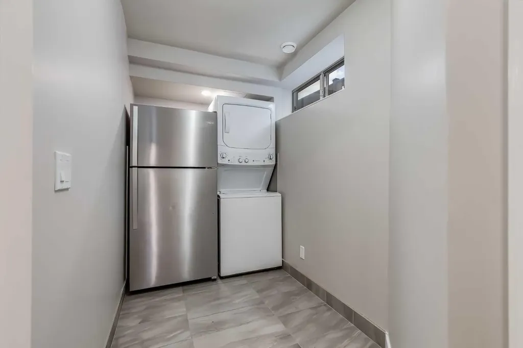 28 Hidden Point NW Calgary AB T3A 5P5