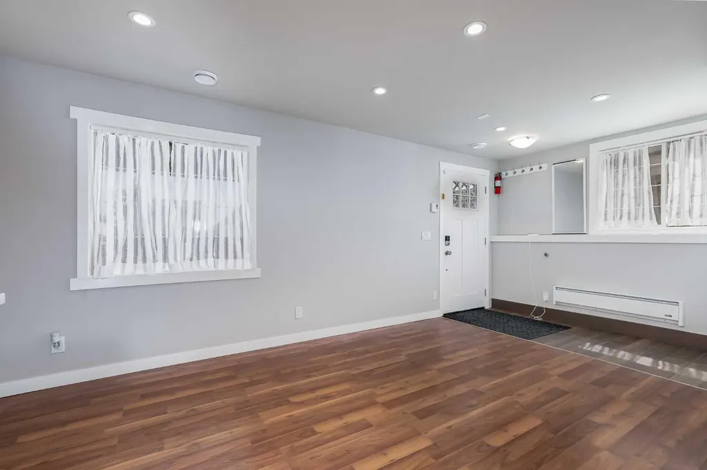 28 Hidden Point NW Calgary AB T3A 5P5
