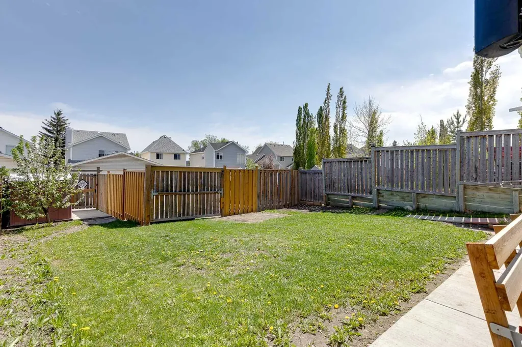 28 Hidden Point NW Calgary AB T3A 5P5