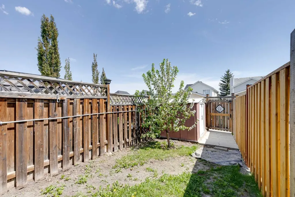 28 Hidden Point NW Calgary AB T3A 5P5