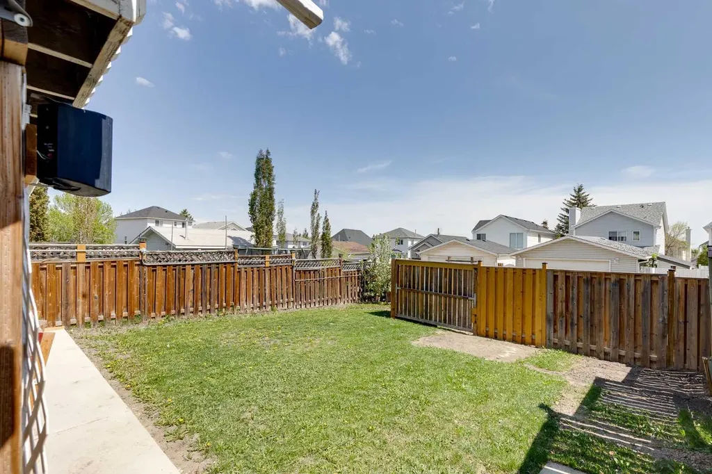 28 Hidden Point NW Calgary AB T3A 5P5