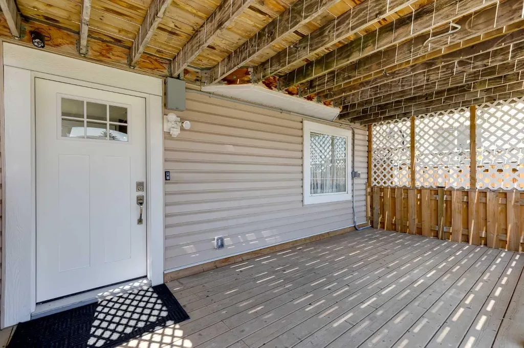 28 Hidden Point NW Calgary AB T3A 5P5