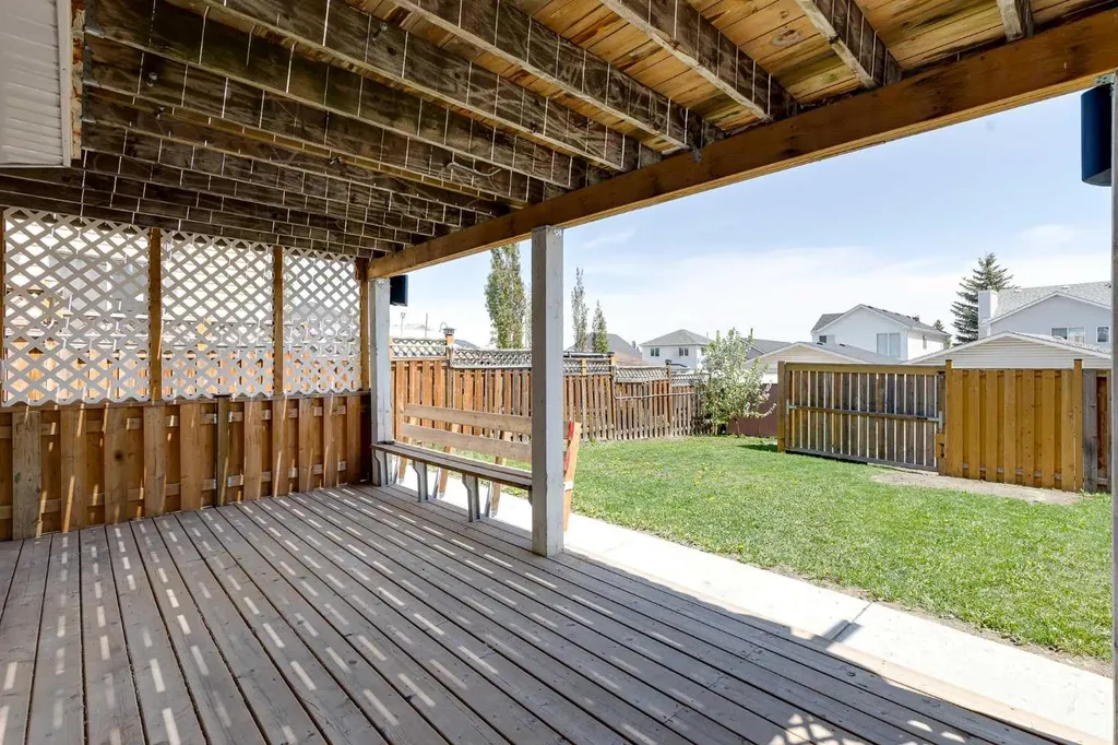 28 Hidden Point NW Calgary AB T3A 5P5