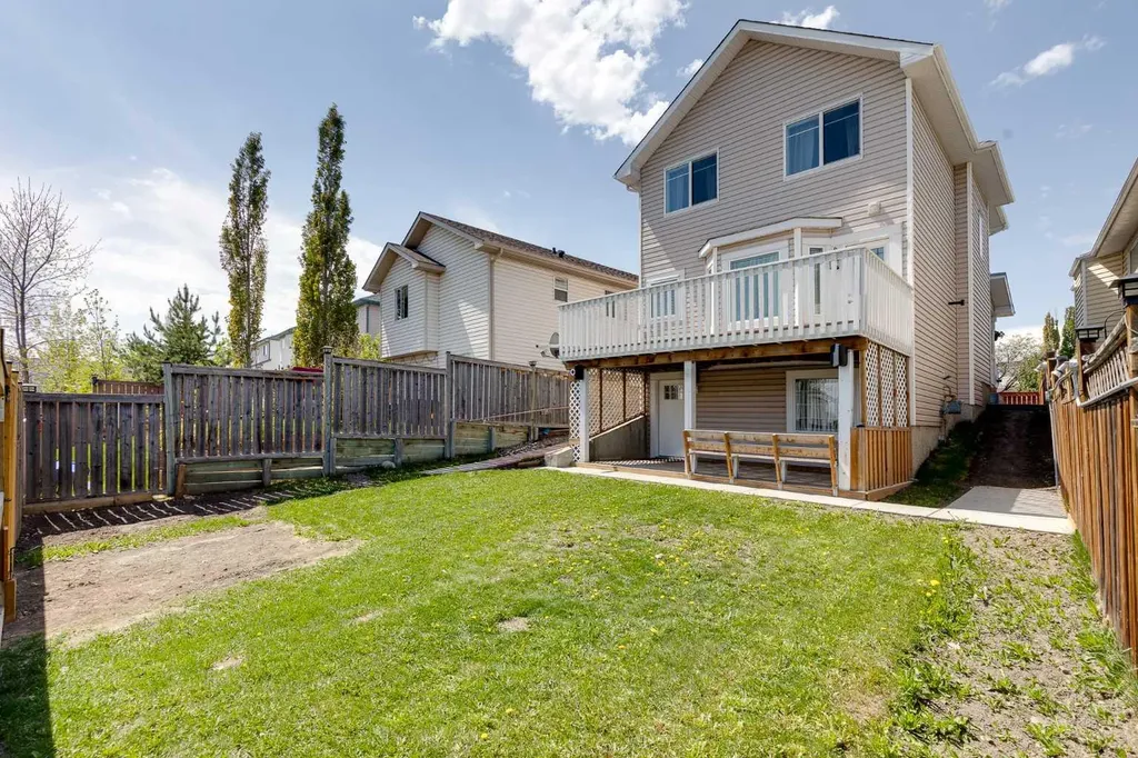 28 Hidden Point NW Calgary AB T3A 5P5