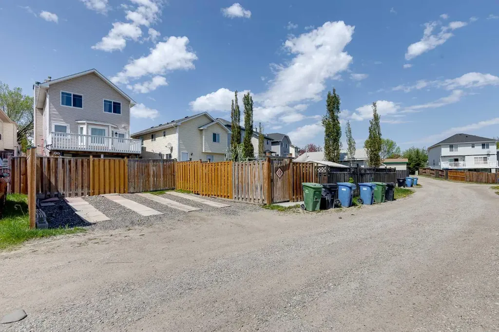 28 Hidden Point NW Calgary AB T3A 5P5