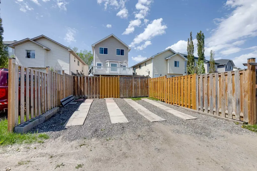 28 Hidden Point NW Calgary AB T3A 5P5