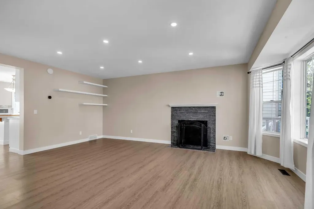 28 Hidden Point NW Calgary AB T3A 5P5