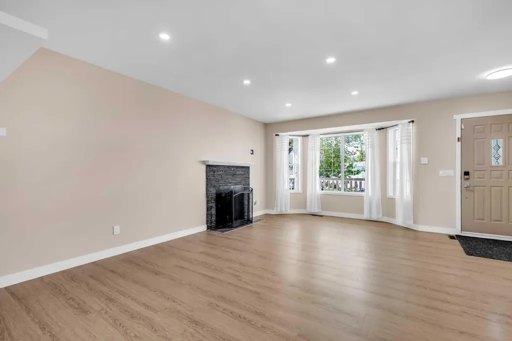 28 Hidden Point NW Calgary AB T3A 5P5