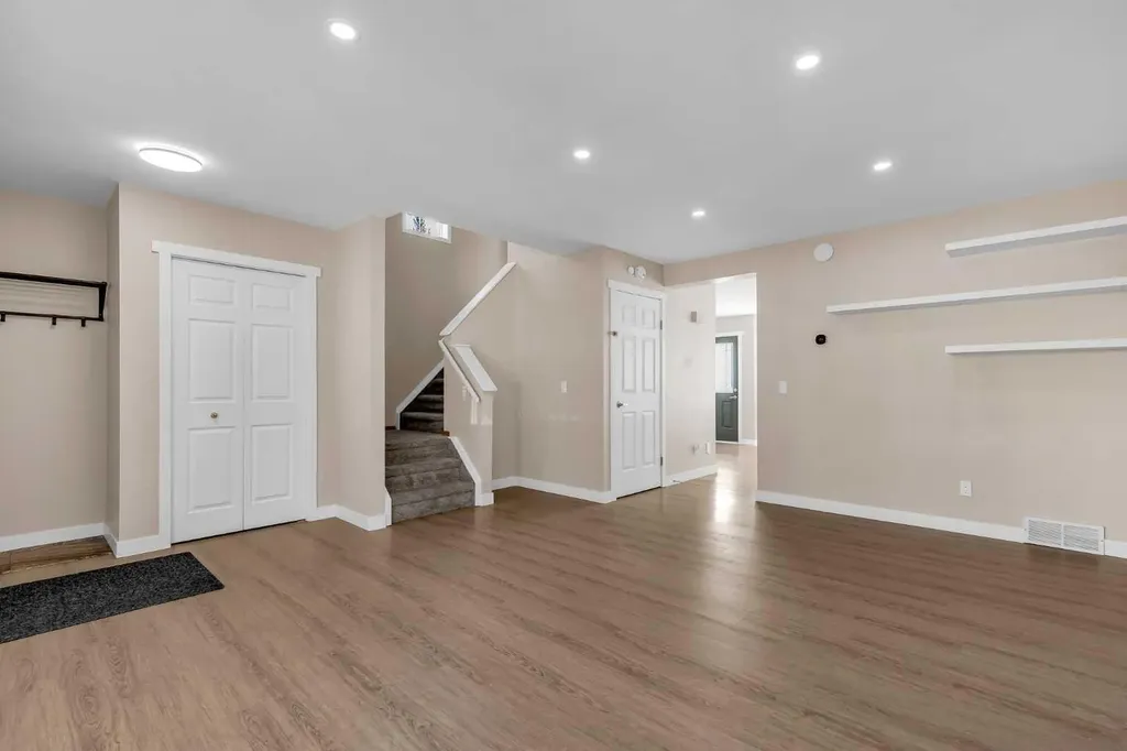 28 Hidden Point NW Calgary AB T3A 5P5