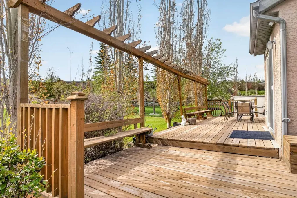 112 Valley Stream Close NW Calgary AB T3B 5V8