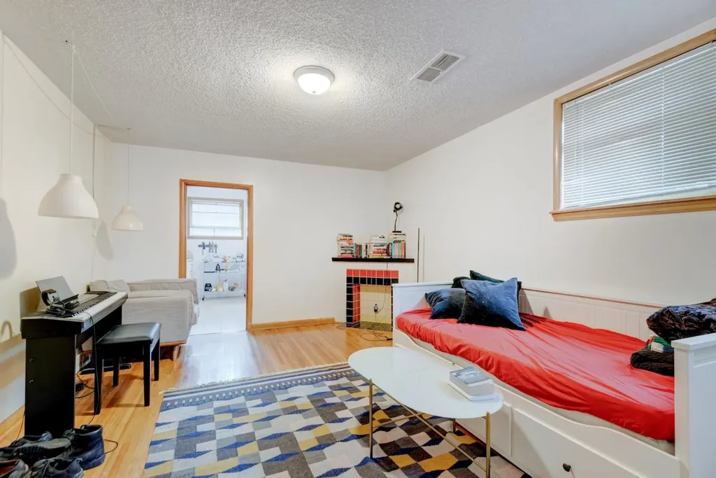 2511 15a Street SW Calgary AB T2T 4B8
