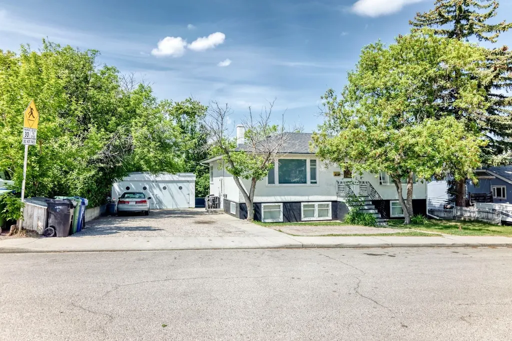 2511 15a Street SW Calgary AB T2T 4B8
