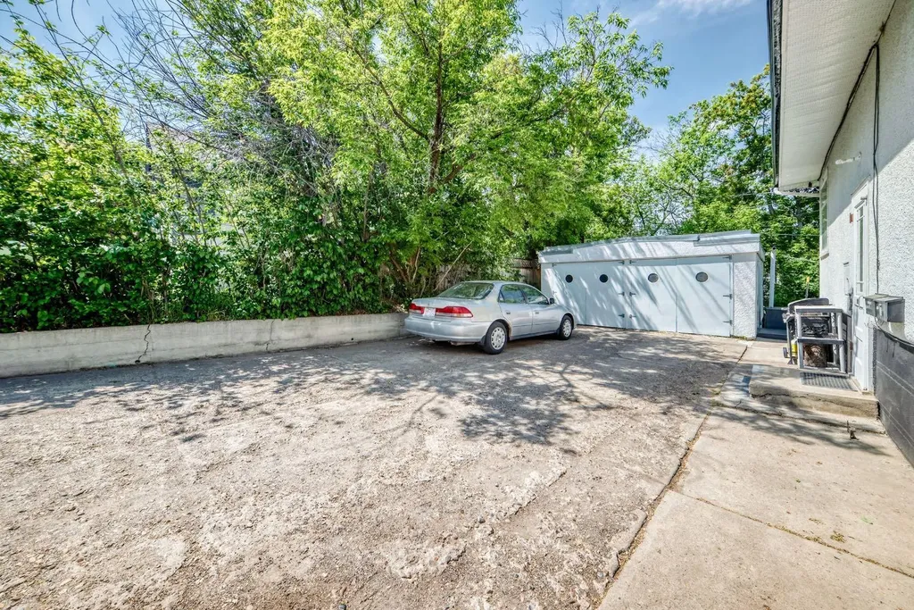 2511 15a Street SW Calgary AB T2T 4B8