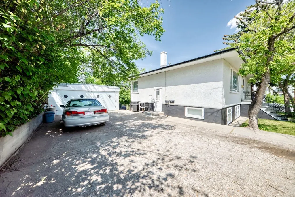 2511 15a Street SW Calgary AB T2T 4B8