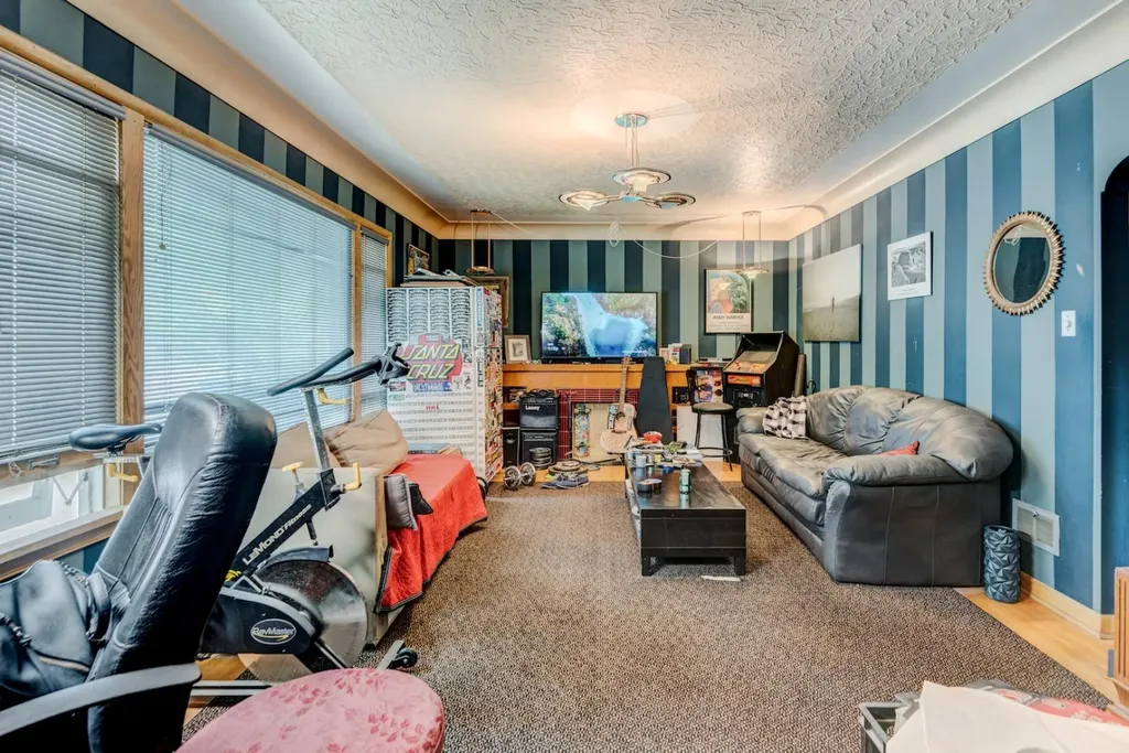2511 15a Street SW Calgary AB T2T 4B8