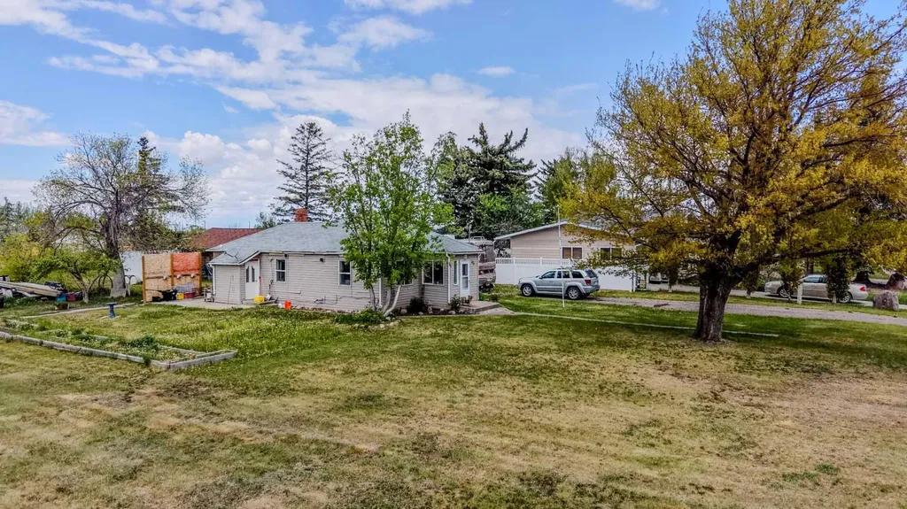 254 N 200 W Raymond AB T0K 2S0