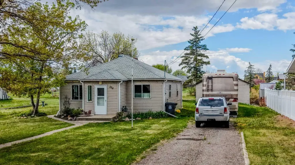 254 N 200 W Raymond AB T0K 2S0