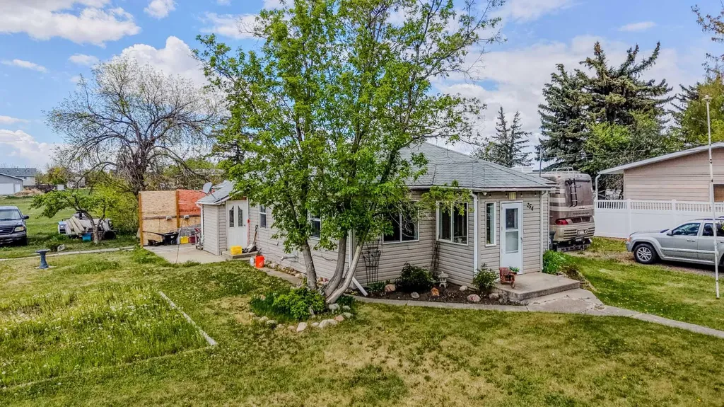 254 N 200 W Raymond AB T0K 2S0