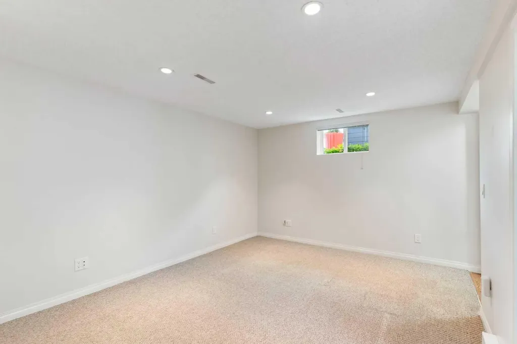 14 Montrose Crescent NE Calgary AB T2E 5N9