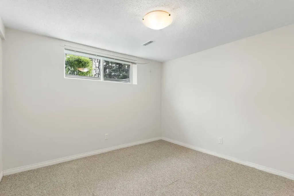 14 Montrose Crescent NE Calgary AB T2E 5N9