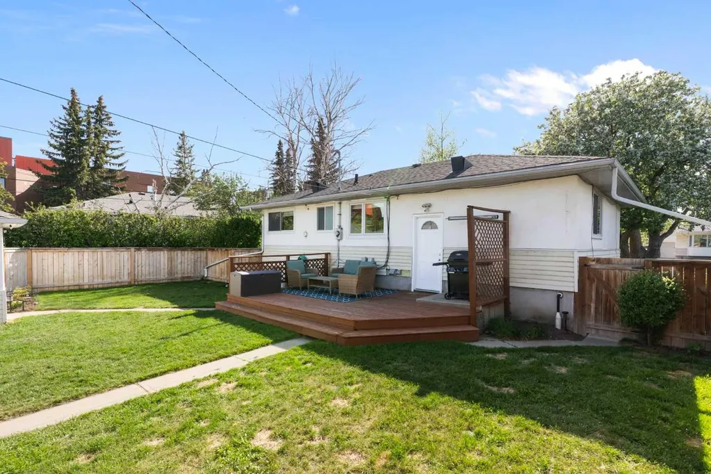 14 Montrose Crescent NE Calgary AB T2E 5N9