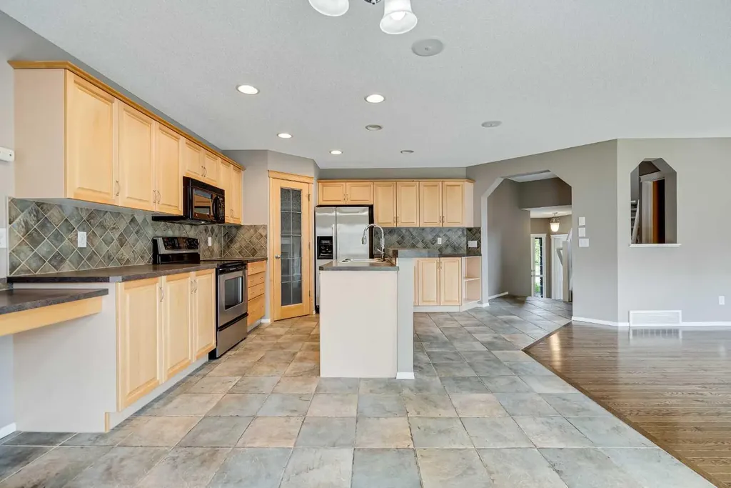 34 Kincora Drive NW Calgary AB T3R 1K8
