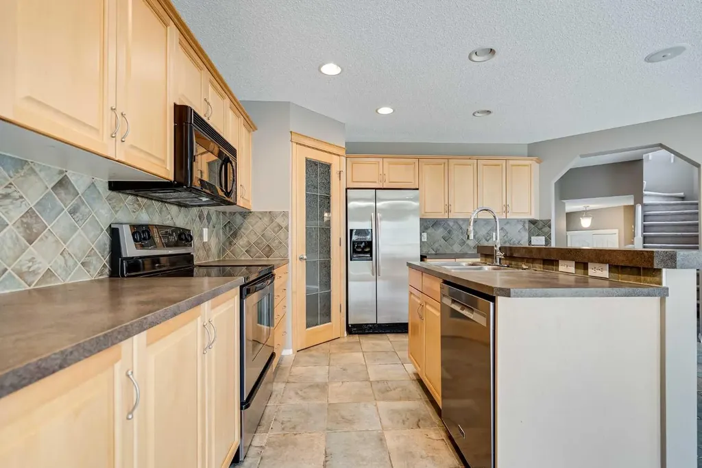 34 Kincora Drive NW Calgary AB T3R 1K8