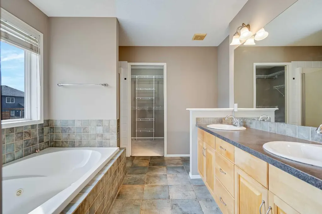 34 Kincora Drive NW Calgary AB T3R 1K8