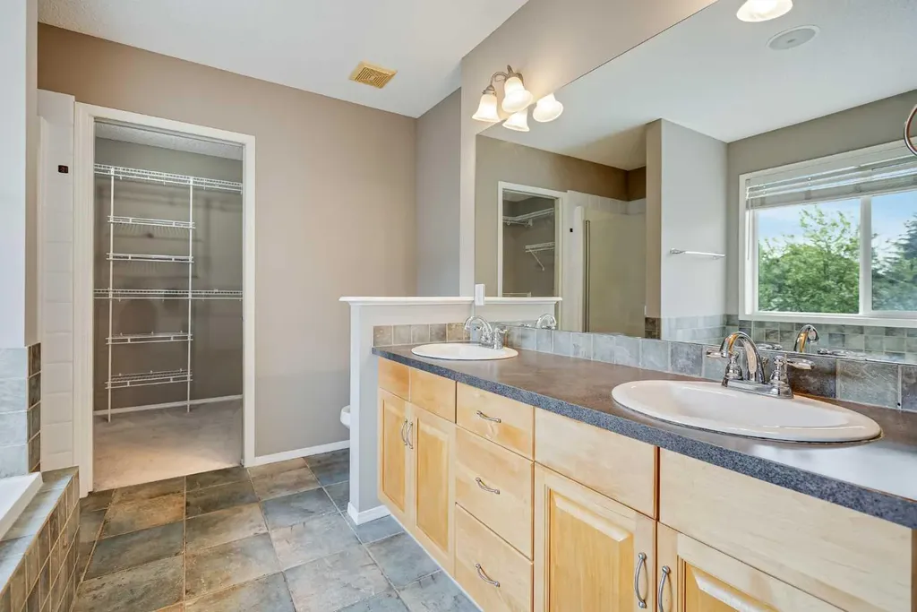 34 Kincora Drive NW Calgary AB T3R 1K8