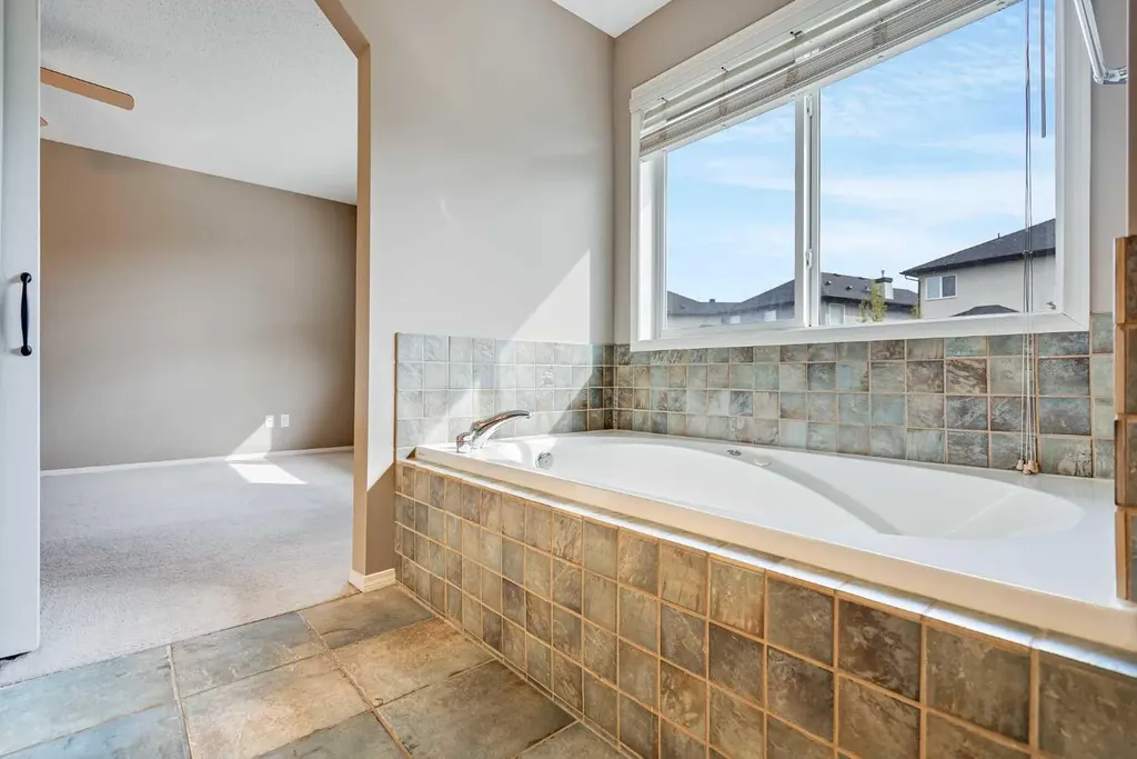 34 Kincora Drive NW Calgary AB T3R 1K8