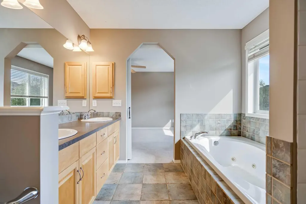 34 Kincora Drive NW Calgary AB T3R 1K8