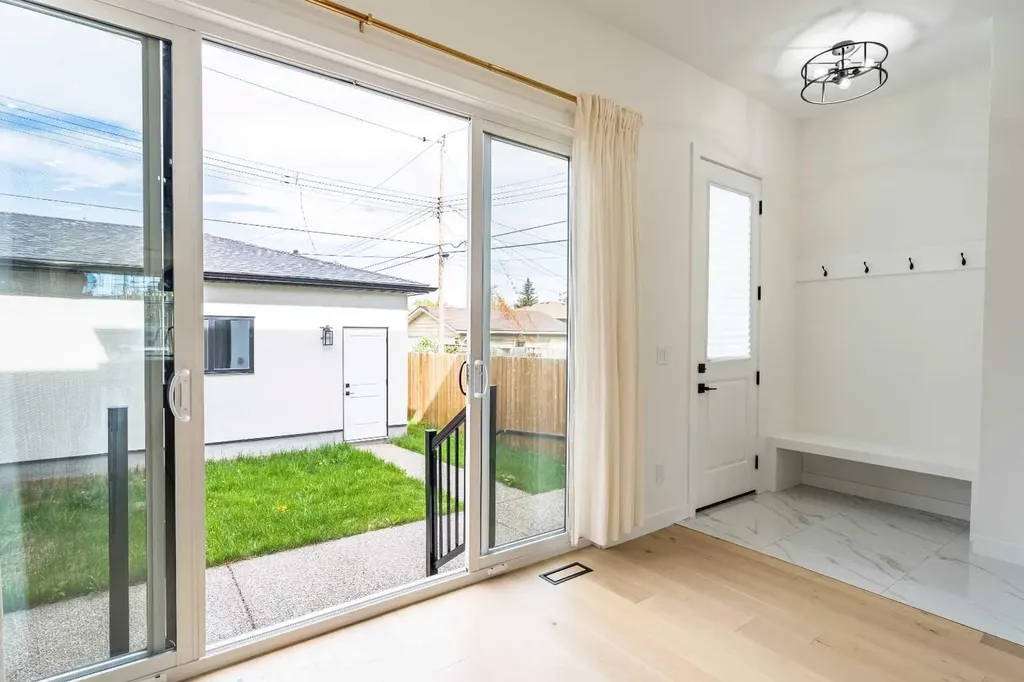 3925 74 Street NW Calgary AB T3B 2M5