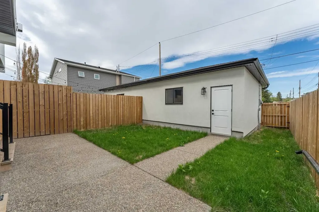 3925 74 Street NW Calgary AB T3B 2M5