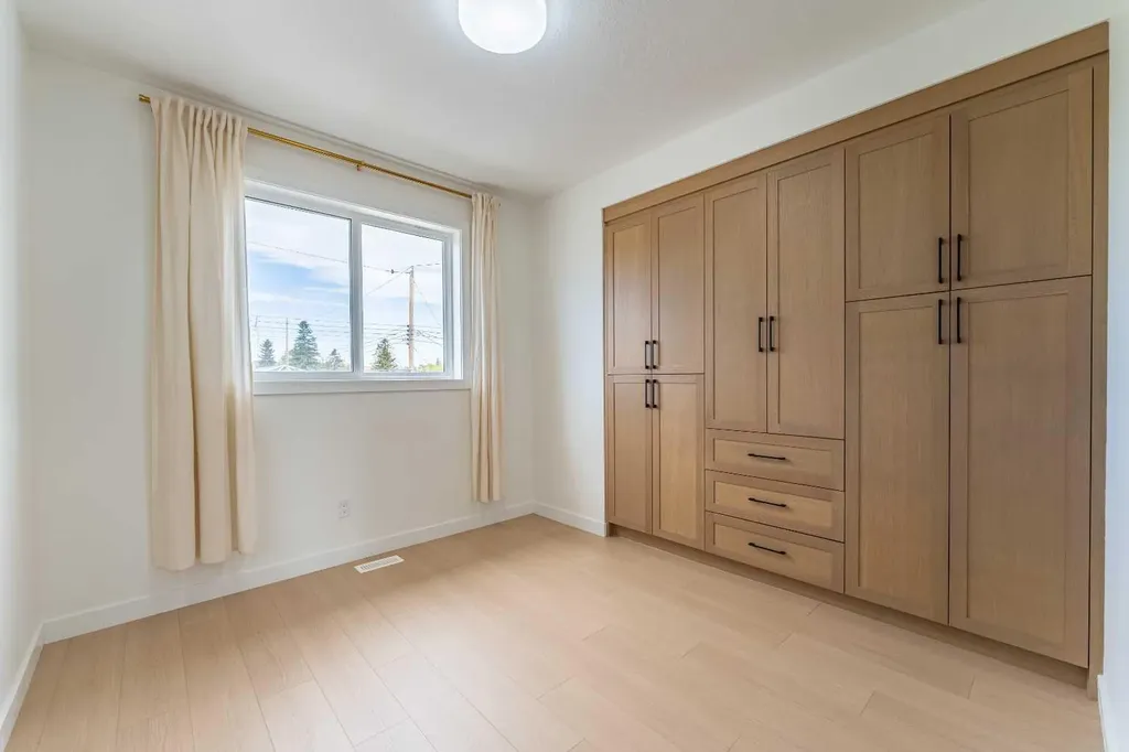 3925 74 Street NW Calgary AB T3B 2M5