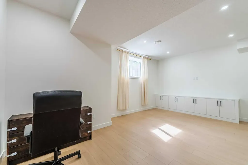 3925 74 Street NW Calgary AB T3B 2M5
