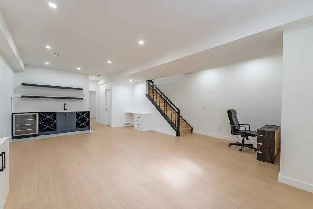 3925 74 Street NW Calgary AB T3B 2M5