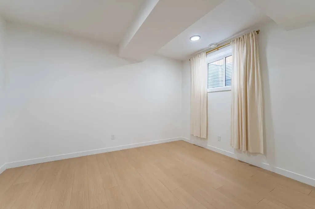 3925 74 Street NW Calgary AB T3B 2M5