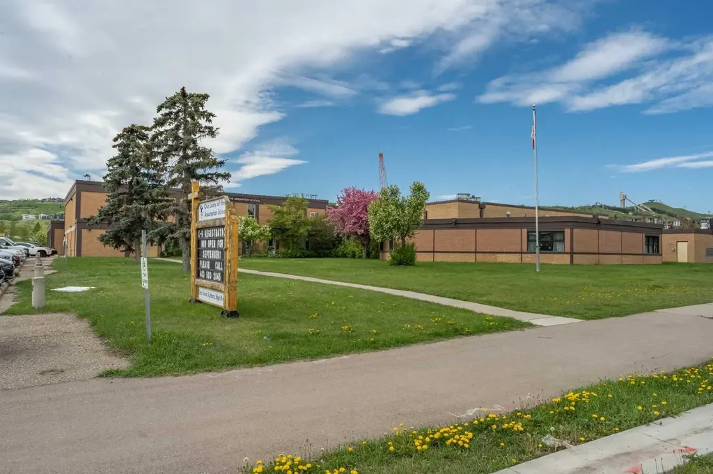 3925 74 Street NW Calgary AB T3B 2M5