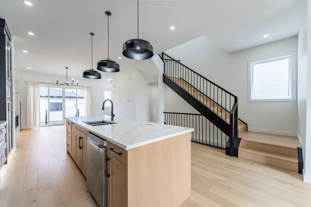 3925 74 Street NW Calgary AB T3B 2M5