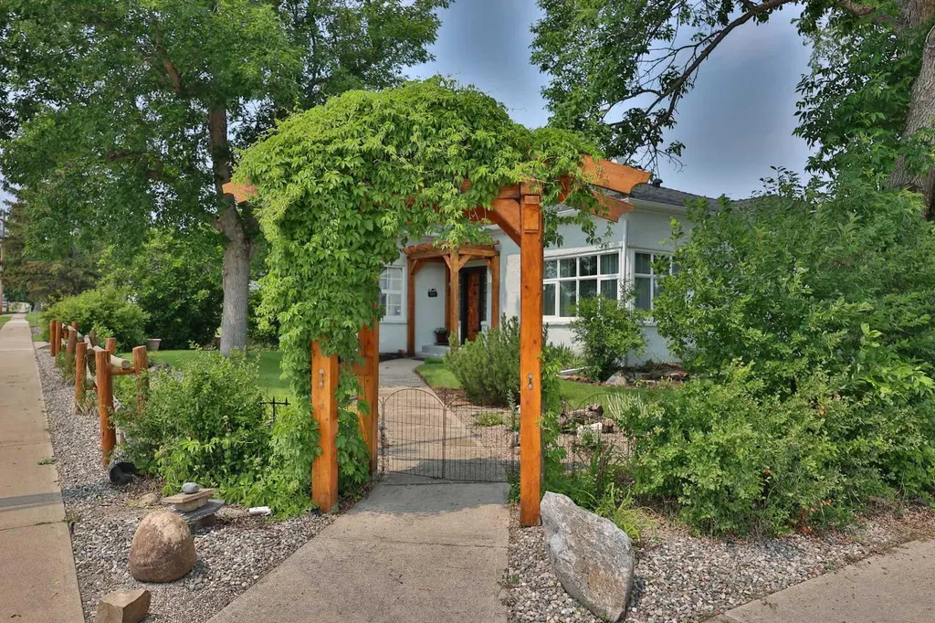 405 3 Avenue W Cardston AB T0K 0K0