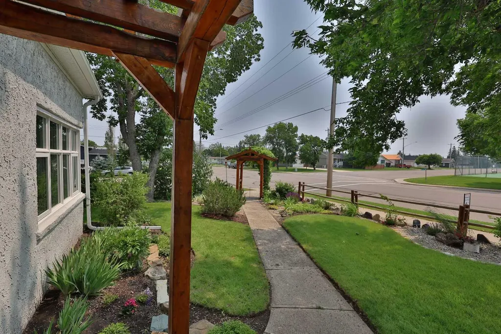 405 3 Avenue W Cardston AB T0K 0K0