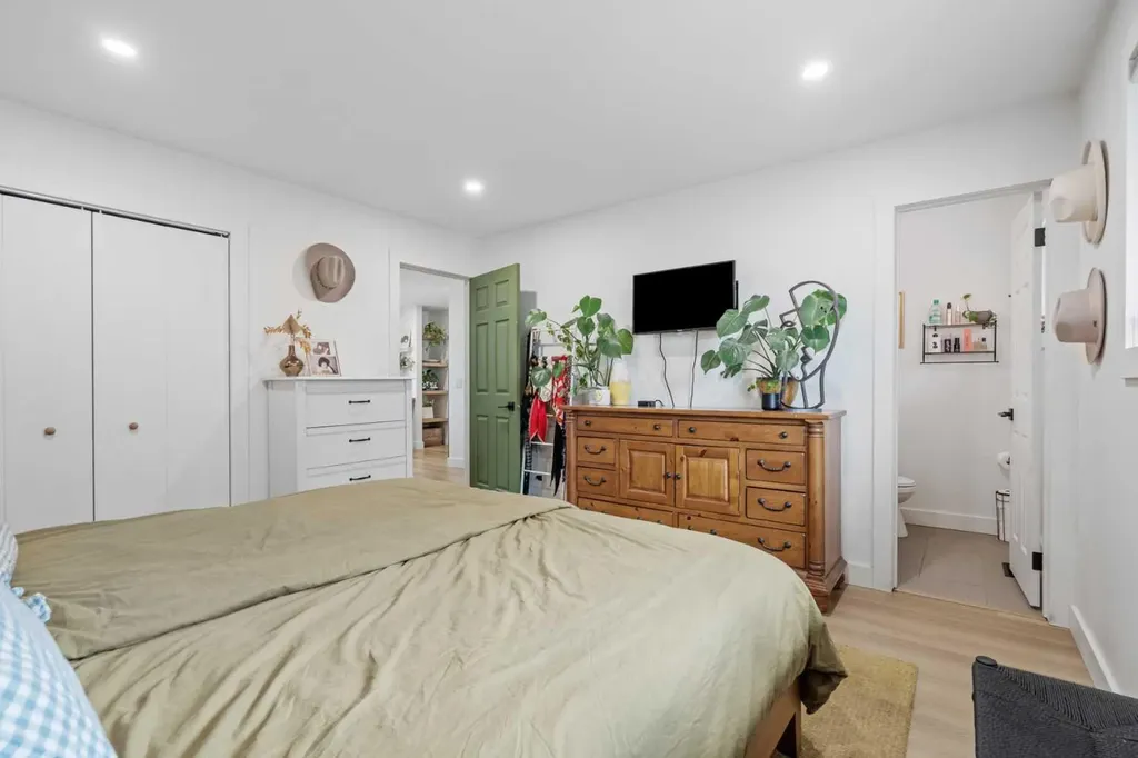 240 Lynnview Way SE Calgary AB T2C 1T6