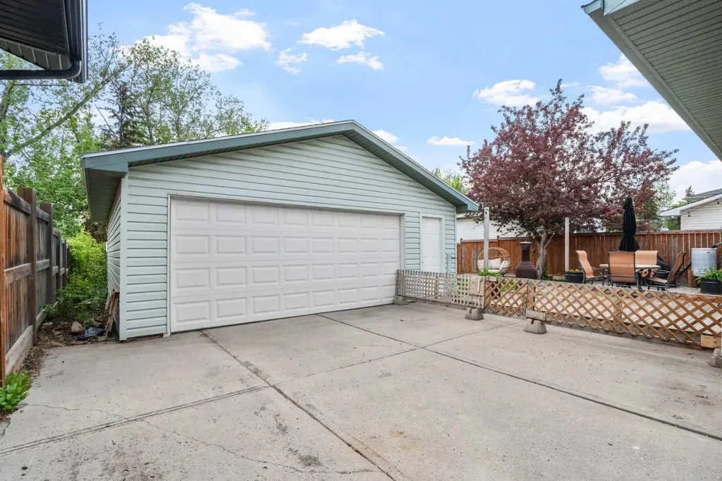 240 Lynnview Way SE Calgary AB T2C 1T6