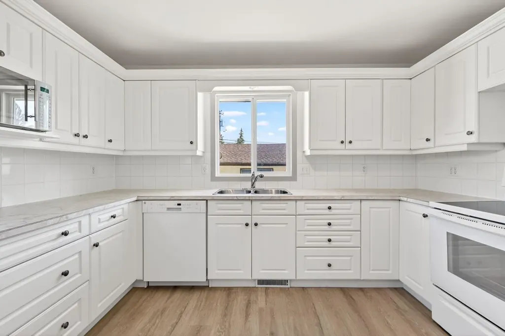 912 Stonehaven Road SW Calgary AB T2W 0P6