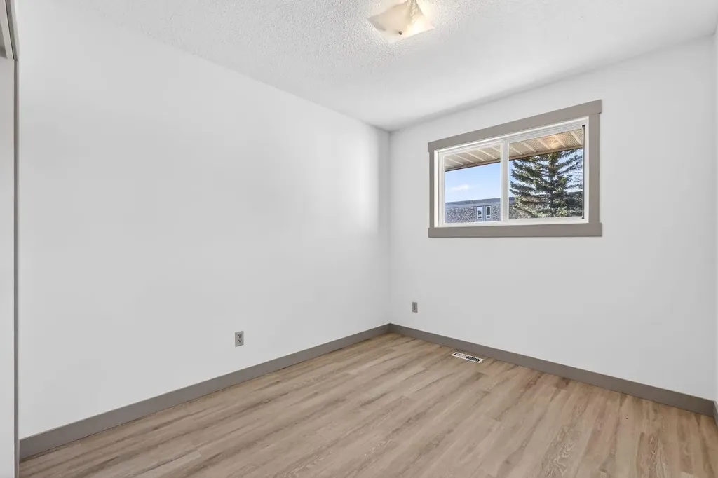 912 Stonehaven Road SW Calgary AB T2W 0P6